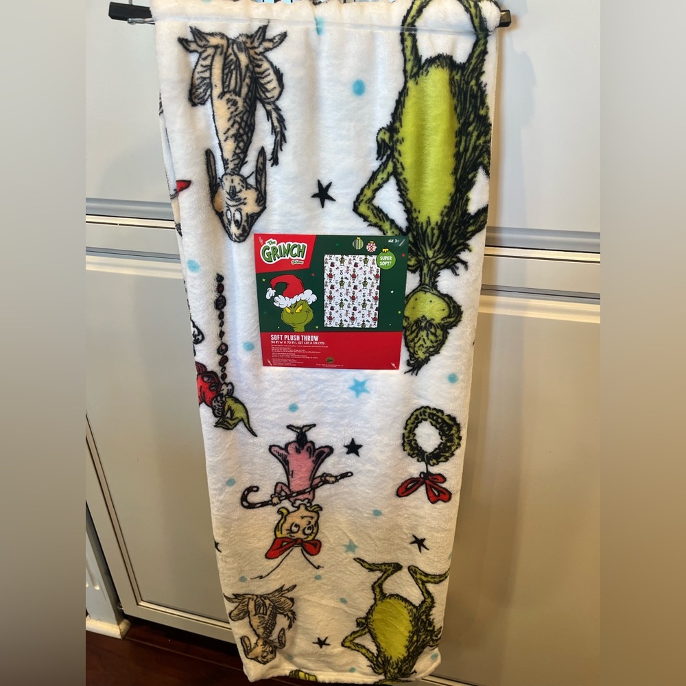 Dr Seuss The Grinch Soft Plush Christmas Throw Blanket